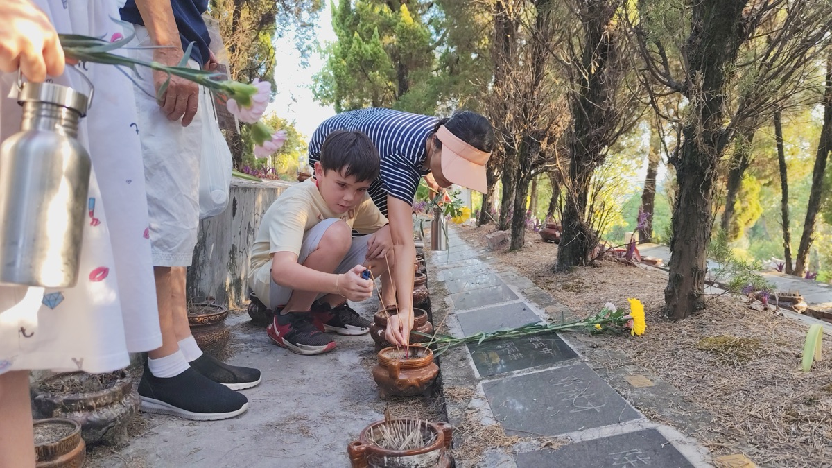 Visiting ancestor graves is something we do many times on each China family visit.
